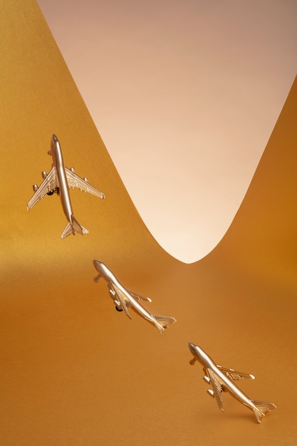 Carta da parati estetica oro con aerei