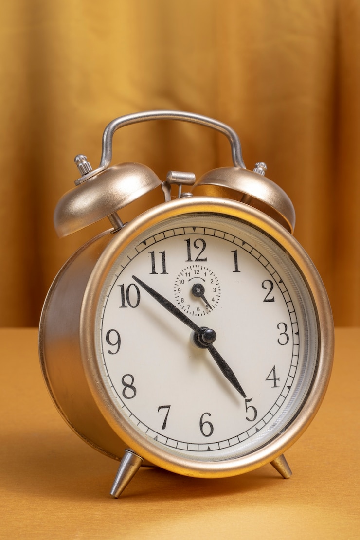 Foto gratuito carta da parati estetica oro con orologio