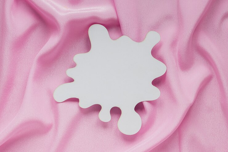 Foto gratuito carta di carnevale ritagliata in tessuto rosa