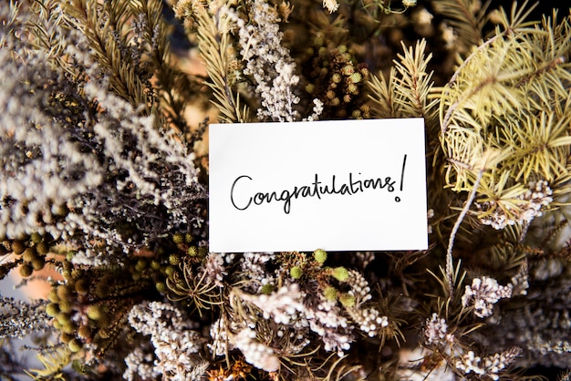 Carta di congratulazioni con varie piante
