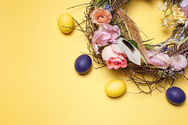 Carta di pasqua. Uova di Pasqua dipinte in nido su giallo