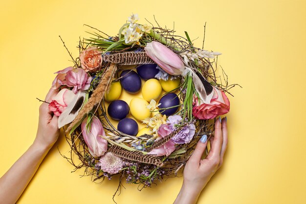 Carta di pasqua. Uova di Pasqua dipinte in nido