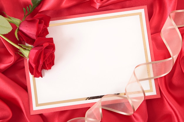 Carta di San Valentino con il nastro e le rose