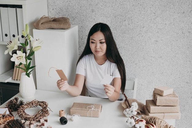 Carta regalo della holding della donna del colpo medio