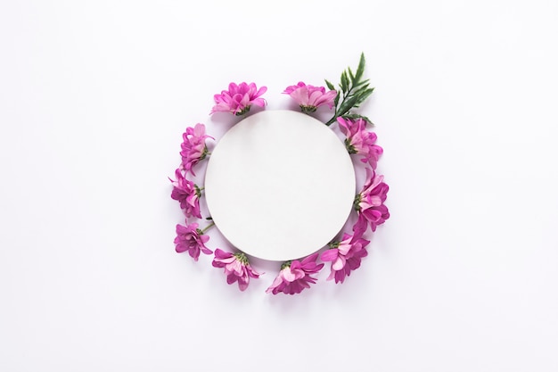 Carta rotonda sui fiori viola sul tavolo