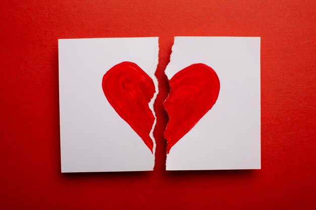 Carta spezzata piatta con cuore rosso