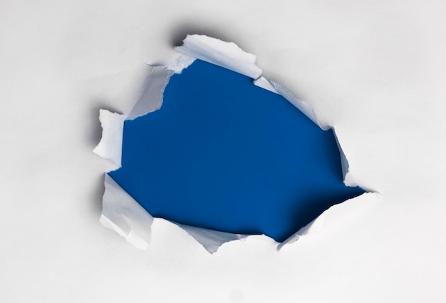 Carta strappata bianca su sfondo blu