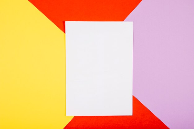 Carta su sfondo colorato
