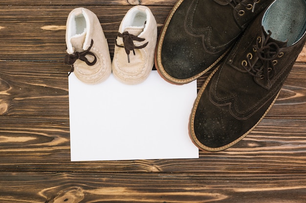 Carta vicino a scarpe maschili e da bambino