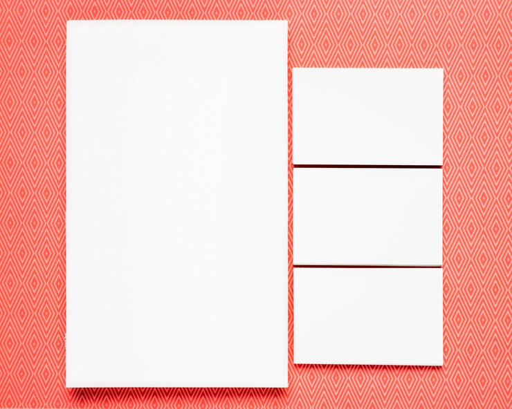 Foto gratuito carte bianche su sfondo arancione