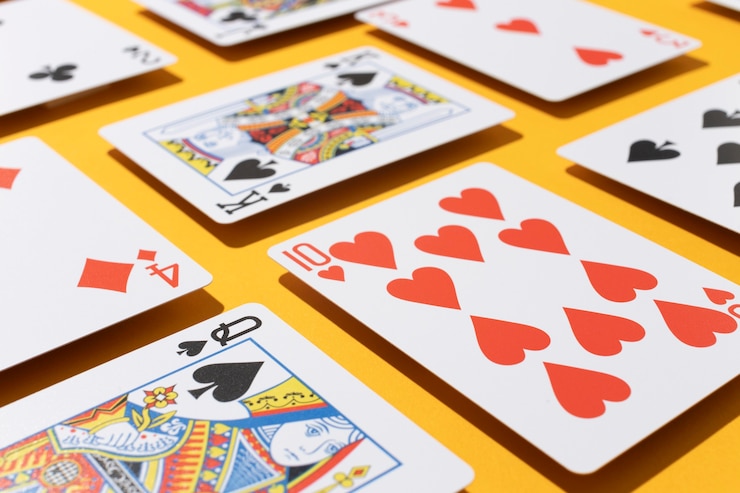 Foto gratuito carte del casinò su sfondo giallo
