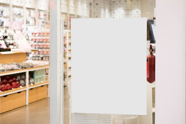 Cartellone bianco bloccato sul display della finestra