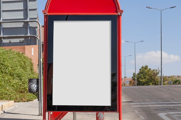 Cartellone bianco vicino alla strada