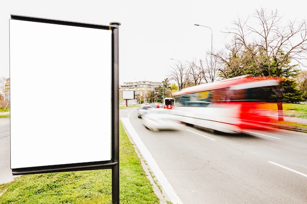 Cartellone pubblicitario sul bordo della strada della città