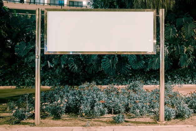 Cartellone rettangolare bianco nel giardino