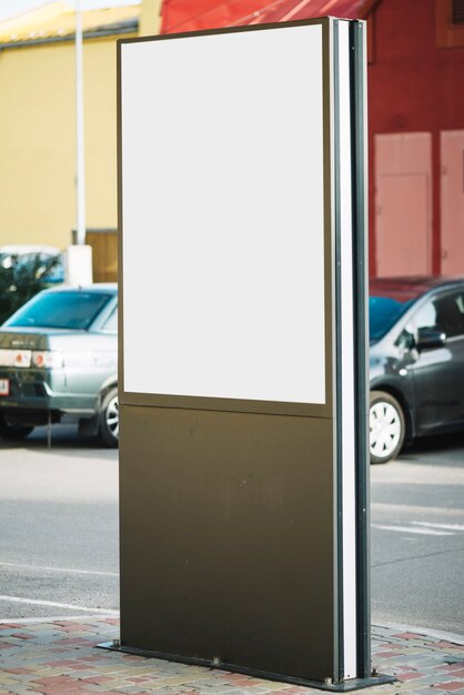 Cartellone sul ciglio della strada