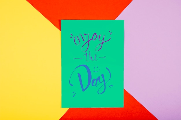 Cartolina d&#39;auguri su sfondo colorato