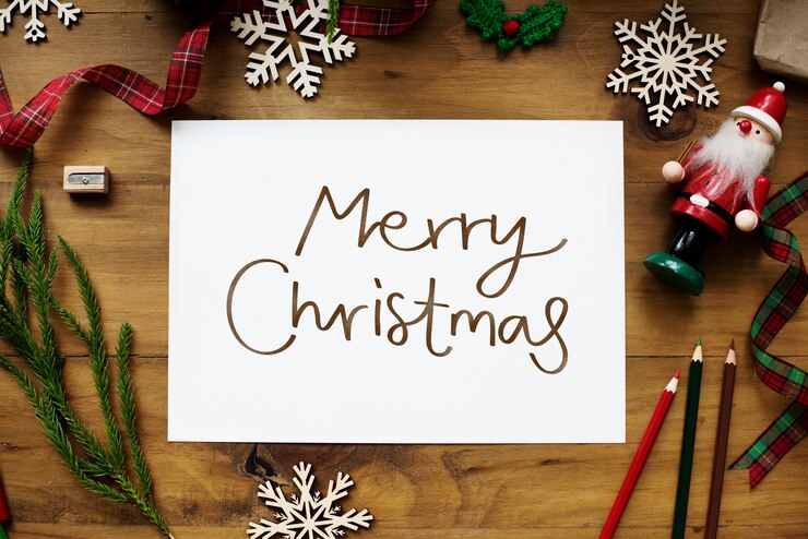 Foto gratuito cartolina di natale allegra su un tavolo di legno