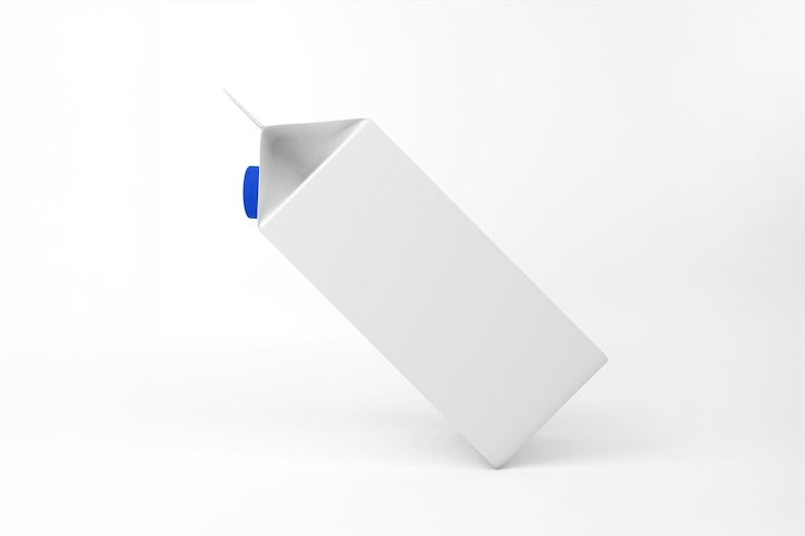 Foto gratuito cartone bianco per il latte con tappo blu isolato su sfondo bianco