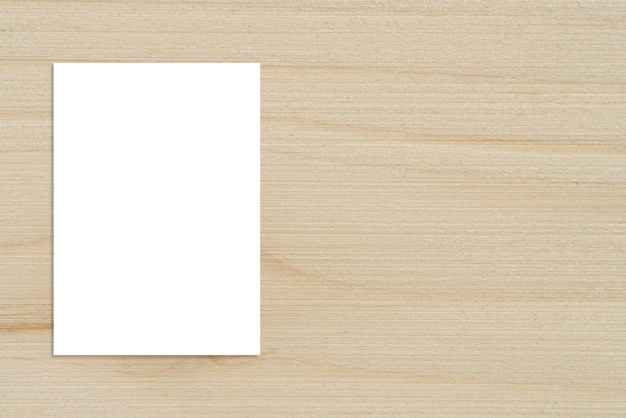 Cartone di carta piegato in bianco appeso sul muro di legno, Modello mockup per aggiungere il tuo design.