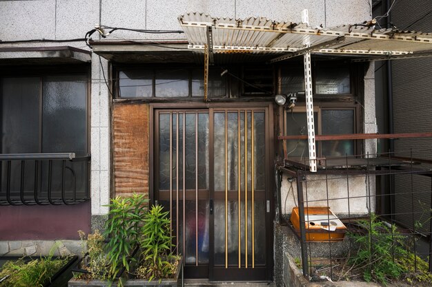 Casa abbandonata con la vecchia porta