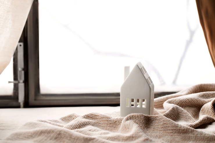 Foto gratuito casa bianca e disposizione di tessuti