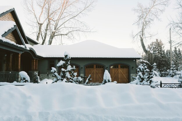 Casa di campagna innevata in inverno