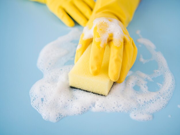 Casa disinfettante del primo piano con la spugna e il sapone