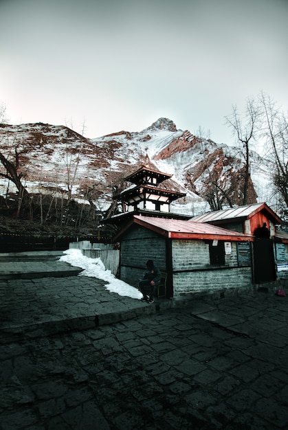 Casa in legno contro le colline innevate in inverno