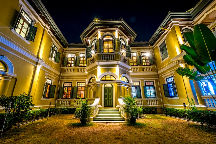 Foto gratuito casa in stile coloniale in scena notturna