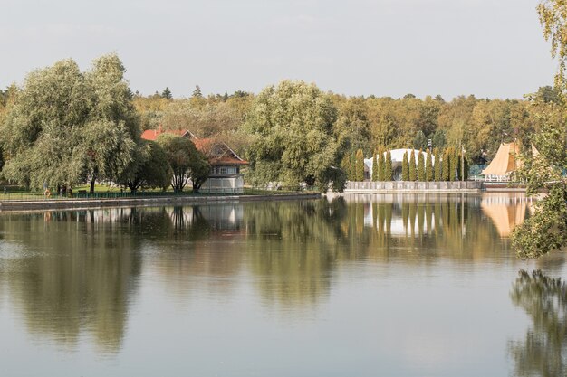 Casa rustica in un parco verde