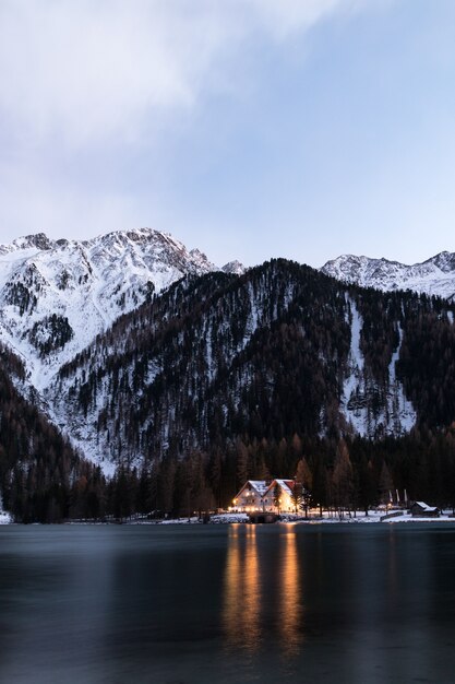 Casa tra specchio d'acqua e montagna