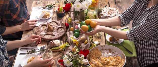 Casa vacanza amici o familiari al tavolo festivo