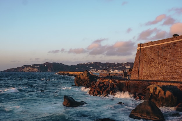 Casa vicino allo specchio d'acqua durante il giorno