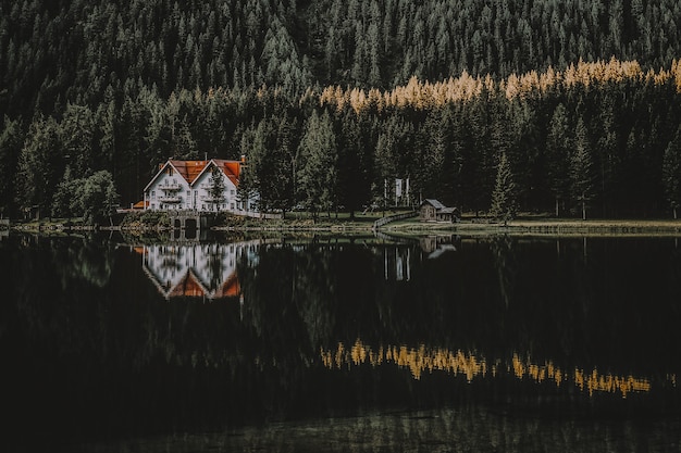 Casa vicino allo specchio d'acqua