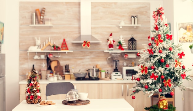 Casa vuota con decorazioni per le vacanze invernali con decorazioni rosse