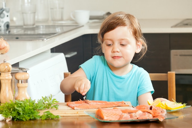 Casalinga, bambino, cottura, salmone