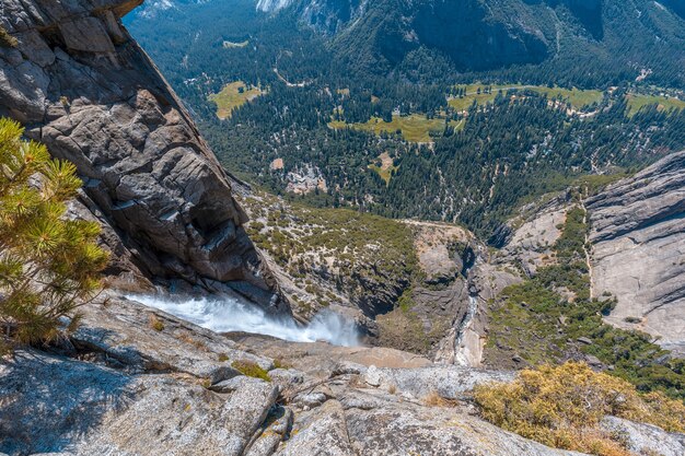 Cascata che scende dalla scogliera nel Parco nazionale di Yosemite, USA