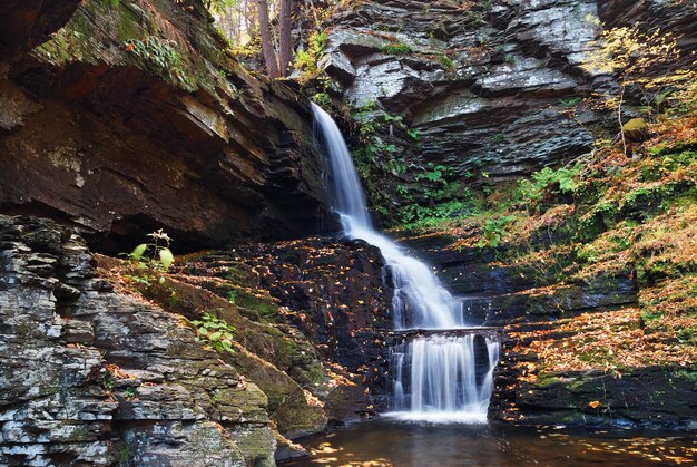 Cascata d'autunno in montagna