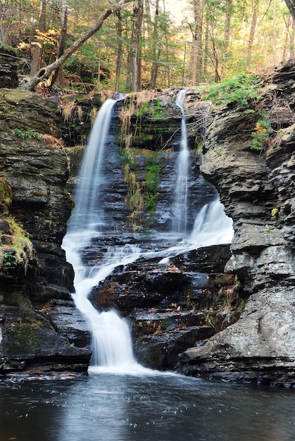 Cascata d'autunno in montagna