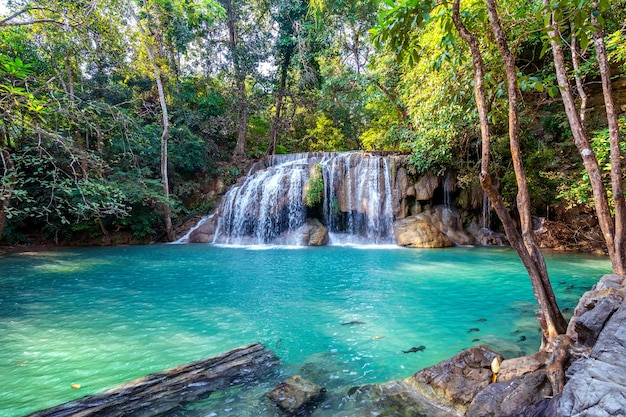 Cascata di Erawan in Thailandia. Bella cascata con piscina color smeraldo in natura.