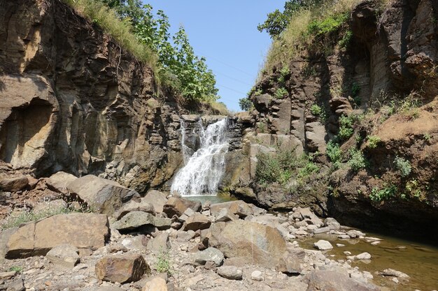 Cascata in un fiume