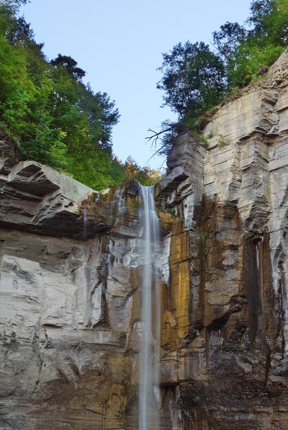 Cascata. Taughannock Falls‎ in montagna nel parco statale di Watkins Glen nello stato di New York