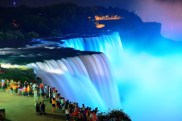 Cascate del Niagara illuminate di notte da luci colorate