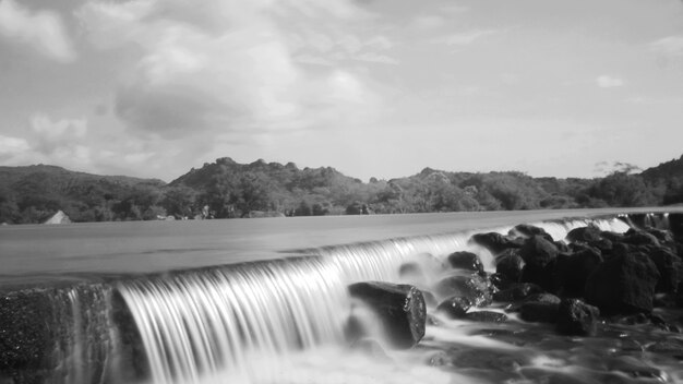 Cascate pietre natura lungo fiume esposizione