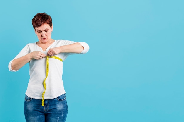 Cassa di misurazione della donna senior