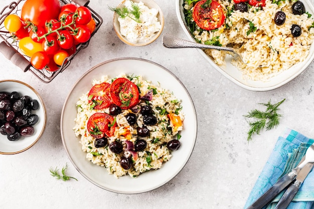 Casserola di verdure greche con riso e pomodori