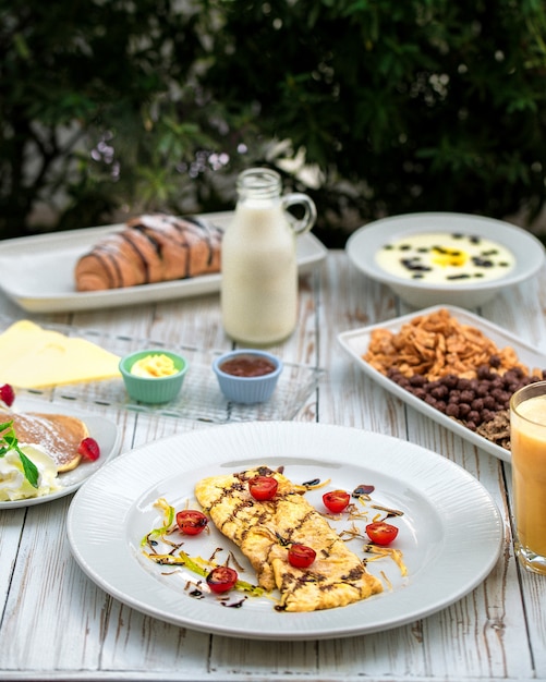 Casseruola di formaggio condita con salsa e pomodoro