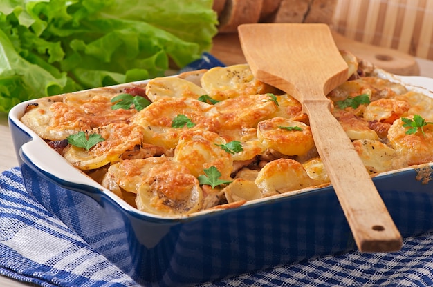 Casseruola di patate con carne e funghi con crosta di formaggio