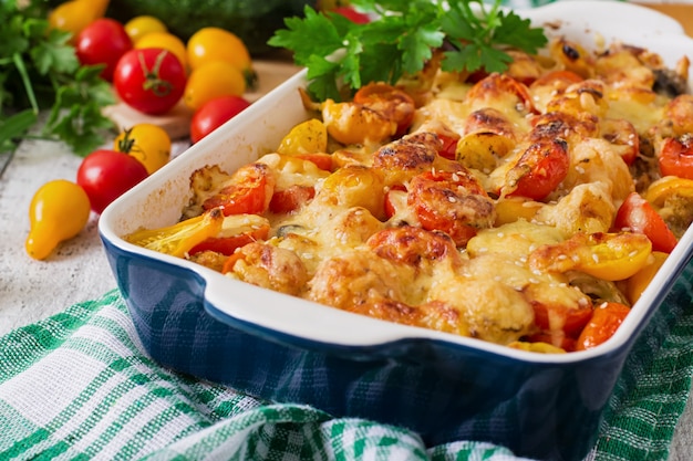 Casseruola di verdure vegetariana con zucchine, funghi e pomodorini